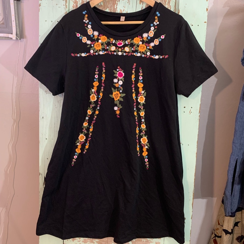 Women’s Jardin black floral embroidered dress with pockets
